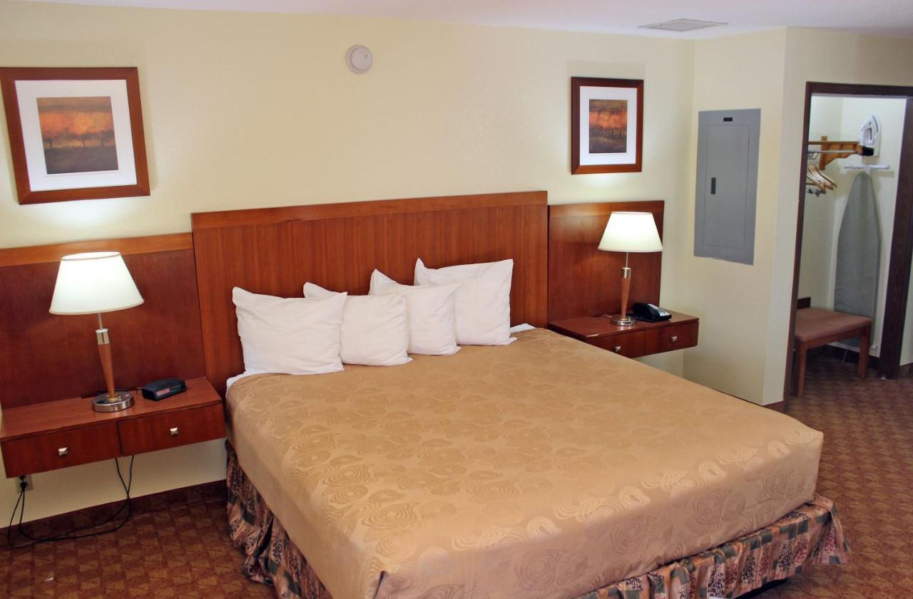 Angel Inn - By The Strip Branson Luaran gambar